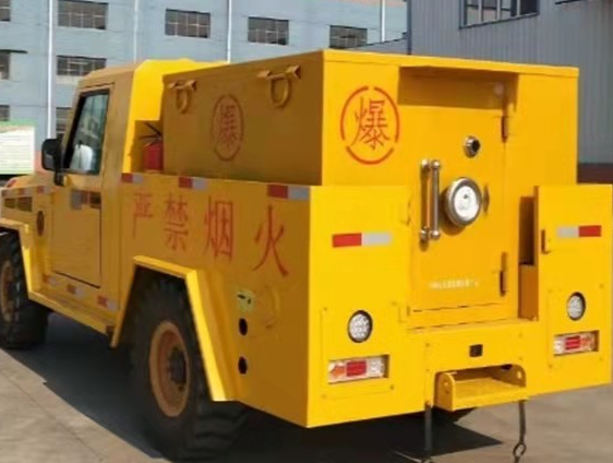 察布查尔凯龙爆破器材运输车：保障爆破任务的安全运行